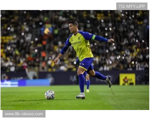 C罗亮相沙特联赛全明星赛，现场指导年轻球员射门技巧