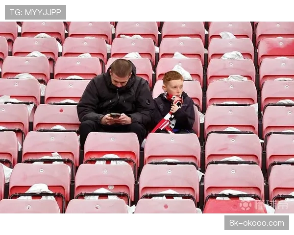 现场记者描述：球迷看台上响起针对主队“无聊传控”的零星嘘声