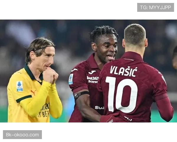 终场哨响，37岁的莫德里奇与克罗斯在中圈长久相拥